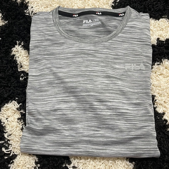 NWT Men’s Size Large Fila Short Sleeve Quick Dry Logo Print Tee In Rainfall Grey - Picture 9 of 9